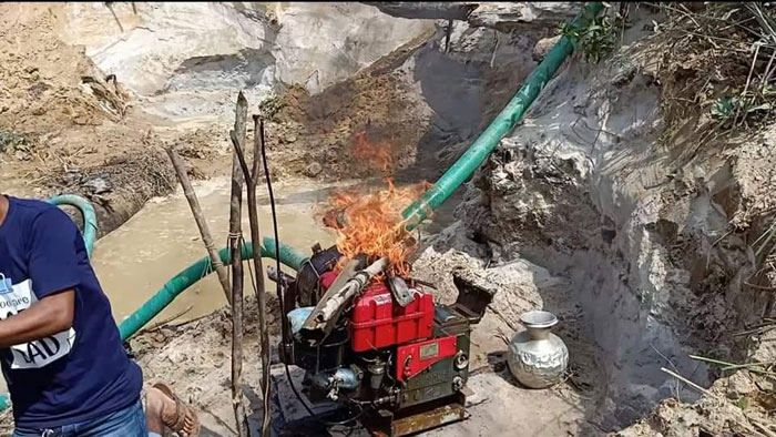 লামায় অবৈধ বালু উত্তোলনের মোবাইল কোর্ট : ড্রেজার মেশিনে আগুন