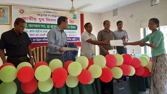 রোয়াংছড়িতে জাতীয় যুব দিবস ও যুব ঋণের চেক বিতরণ