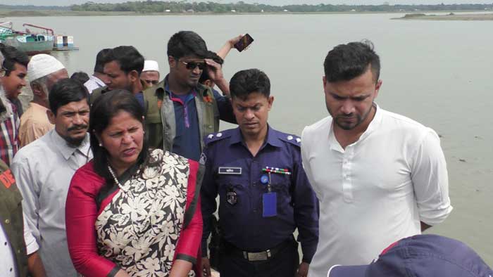 মধুমতি নদীর ভাঙনকবলিত এলাকা পরিদর্শনে মাশরাফি
