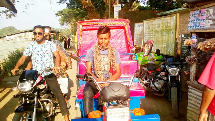 দোয়ারায় শিশু নাইমের পরিবার চলছে অটোরিক্সা চালিয়ে