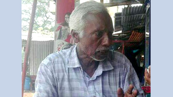 ৩৪ বছরের শিক্ষকতা শেষে এখন তিনি পত্রিকার হকার