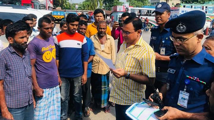 সচেতনতামূলক মাইকিং ও লিফলেট বিতরণ করলেন লক্ষ্মীপুরের পুলিশ