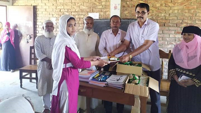দোয়ারায় শিক্ষার্থীদের মাঝে শিক্ষা উপকরণ ও খাদ্য সামগ্রী বিতরণ