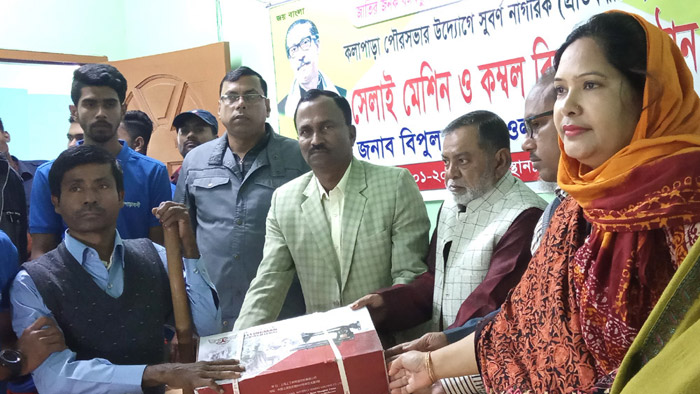 কলাপাড়ায় প্রতিবন্ধীদের সেলাই মেশিন ও কম্বল বিতরণ
