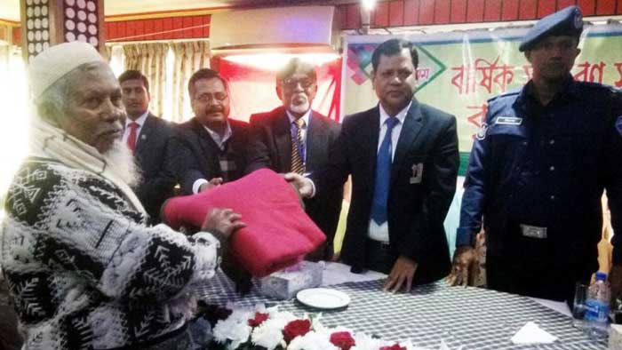 লক্ষ্মীপুর সমাজ উন্নয়নের উদ্যোগে কম্বল বিতরণ