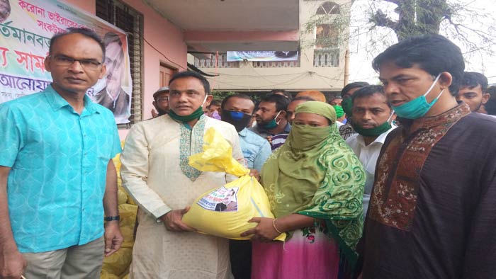 নিজ অর্থায়নে খাদ্য সামগ্রী বিতরণ আনোয়ার হোসেনের