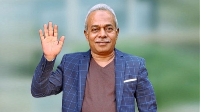 তিতুমির কলেজকে ৫টি বাস উপহার দিচ্ছেন আব্দুল কাদির মোল্লা