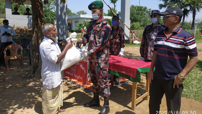 মাধবপুরে নিম্নআয়ের শ্রমজীবীর মাঝে বিজিবির খাদ্যসামগ্রী বিতরণ
