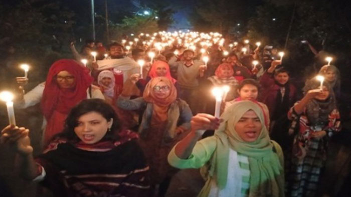আন্দোলনরত শিক্ষার্থীদের ভাষা সৈনিকদের স্মরণে মোমবাতি প্রজ্জ্বলন