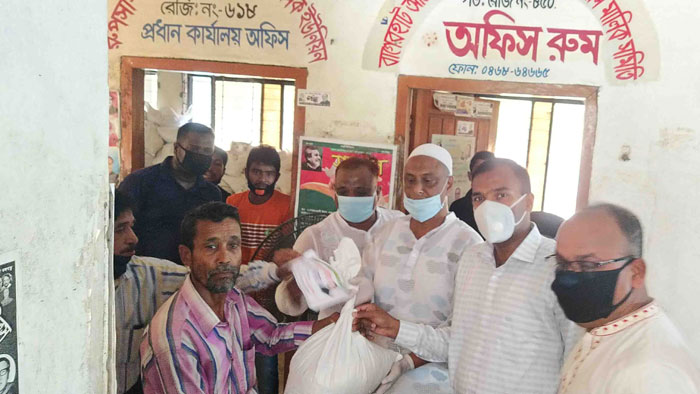 বাগেরহাটে পরিবহন শ্রমিকদের মাঝে খাদ্য সামগ্রী বিতরণ