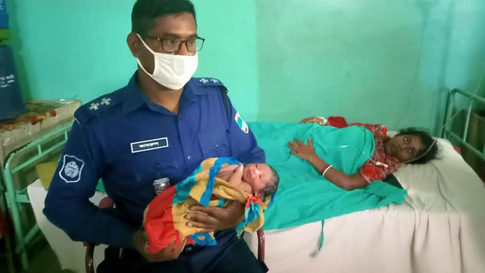 বাগেরহাটে ভ্যানের উপর প্রসূতি মায়ের সন্তান প্রসব