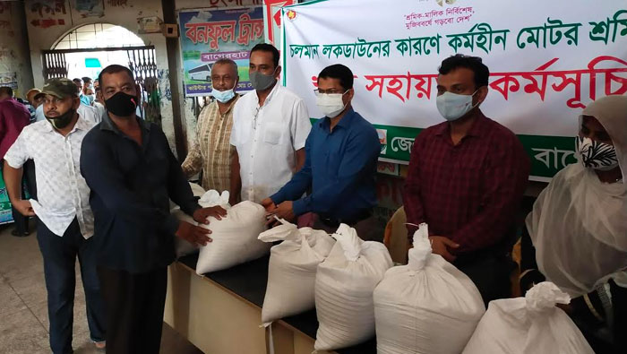 বাগেরহাটে কর্মহীন মোটর শ্রমিকদের মাঝে খাদ্য সামগ্রি বিতরণ