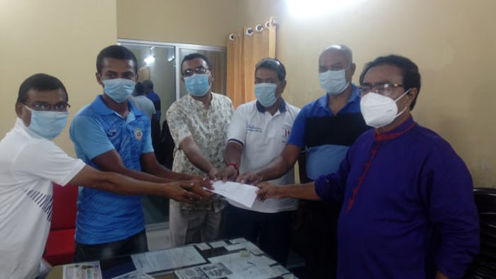 বাগেরহাটে সাতারুদের মাঝে আর্থিক অনুদান প্রদান