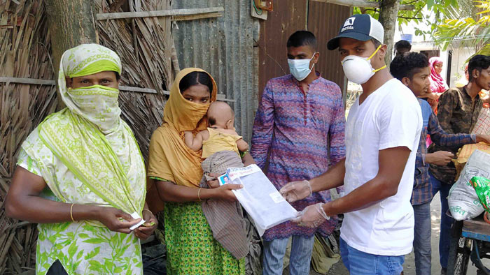 বাগেরহাটে অসহায়দের শাড়ি-লুঙ্গি দিলেন ক্রিকেটার রুবেল হোসেন