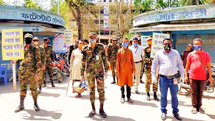 করোনা ভাইরাস ঠেকাতে চুনারুঘাটে সেনাবাহিনীর প্রচারণা