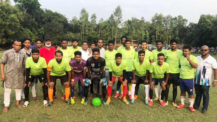 হরিরামপুরের যাত্রাপুরে ফুটবল টুর্ণামেন্টের ফাইনালে সাকুচিয়াক্লাব চ্যাম্পিয়ন