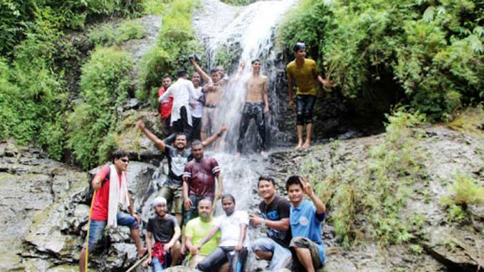 সবুজ পাহাড়ের প্রাকৃতিক ঝর্ণা অার জলপ্রপাত সত্যিই মনোমুগ্ধকর