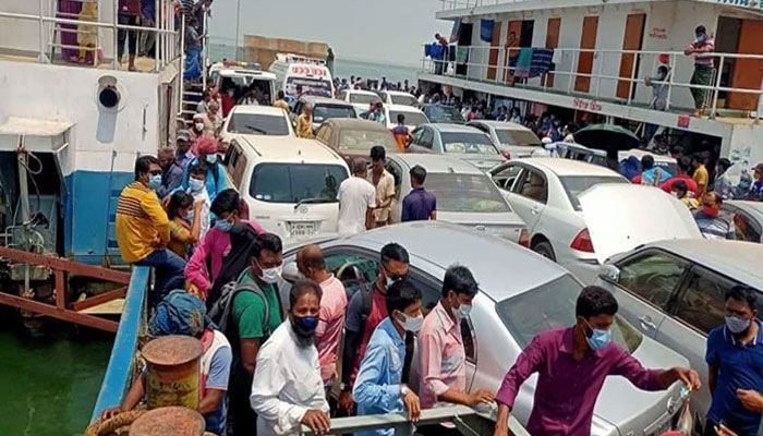 কঠোর লকডাউনে ফেরি ও যাত্রী-যানবাহনের জনসাধরণের ভিড়
