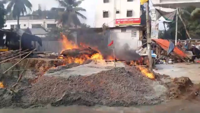 হাটহাজারীতে ফেটে যাওয়া গ্যাস লাইনে অগ্নিকান্ড, ৪টি দোকান পুড়ে ছাই