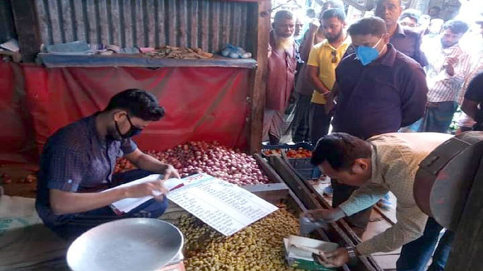 কলাপাড়ায় দুই দোকানিকে ভ্রাম্যমান আদালতের জরিমানা