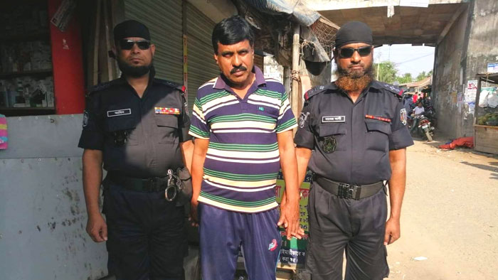 কলাপাড়ায় র&zwj;্যাবের অভিযানে ভুয়া ডাক্তার আটক