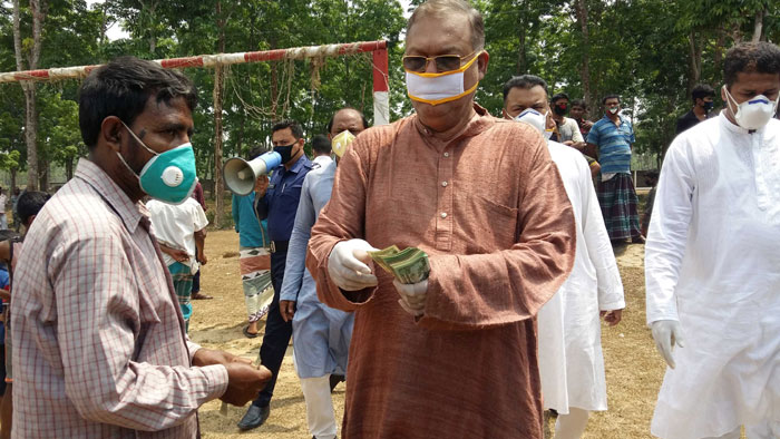 কমলগঞ্জে সিএনজি অটোরিক্সা চালকদের নগদ অর্থ বিতরণ