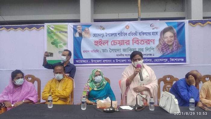 প্রতিবন্ধীদের হুইল চেয়ার বিতরণ করলেন সাংসদ সৈয়দা জাকিয়া নূর লিপি