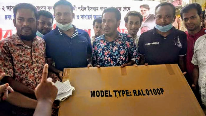 লক্ষ্মীপুরে এমপি পাপুলের পক্ষে সৌর বিদ্যুৎ বিতরণ!