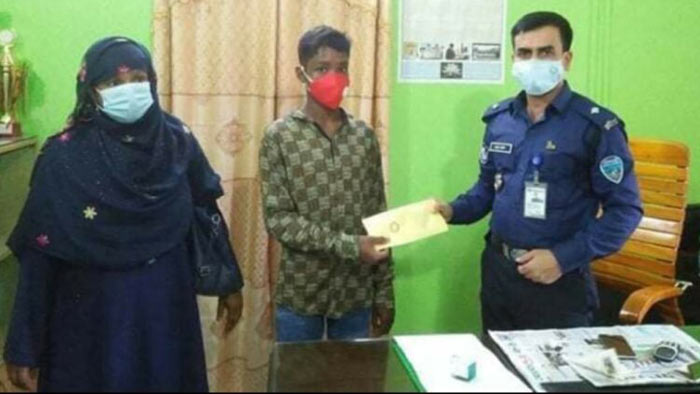 লক্ষ্মীপুরে মাদকাসক্ত কিশোরকে ওসি&rsquo;র সহায়তা!