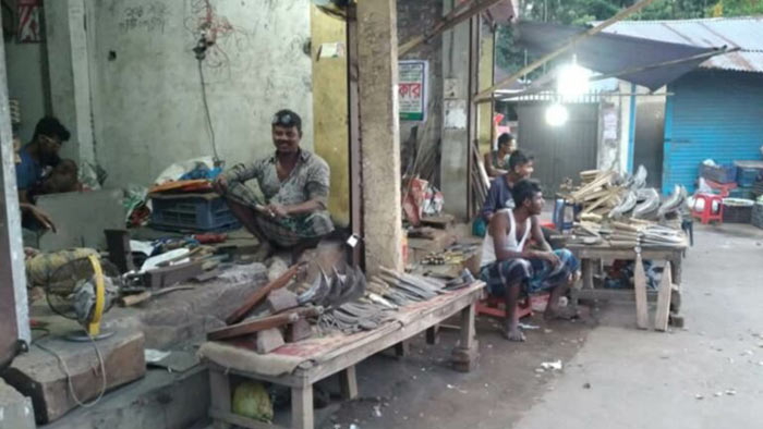 লক্ষীপুরের কামারেরা অলস সময় পার করছেন!