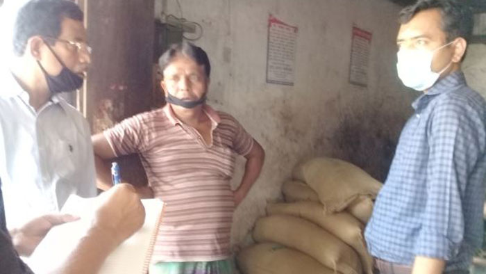 বড়লেখায় ৩২ বস্তা সরকারী চাল জব্দ, ব্যবসায়ী আটক