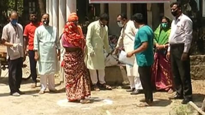 মাদারীপুরে ৫শ&rsquo; পরিবার পেল ত্রাণ সহায়তা