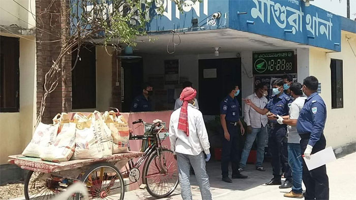 মাগুরায় বিতরণের ত্রাণসামগ্রী জোরপূর্বক কেড়ে নেয়ার অভিযোগ: আটক-২