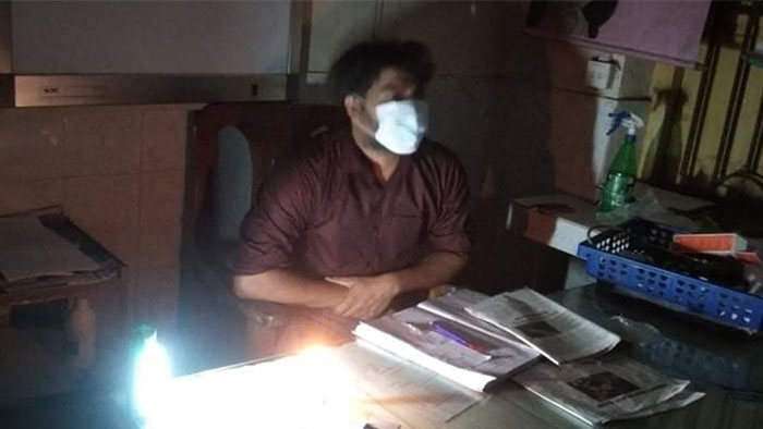 তীব্র লোডশেডিং, উপজেলা হাসপাতালে রোগীদের করুন অবস্থা