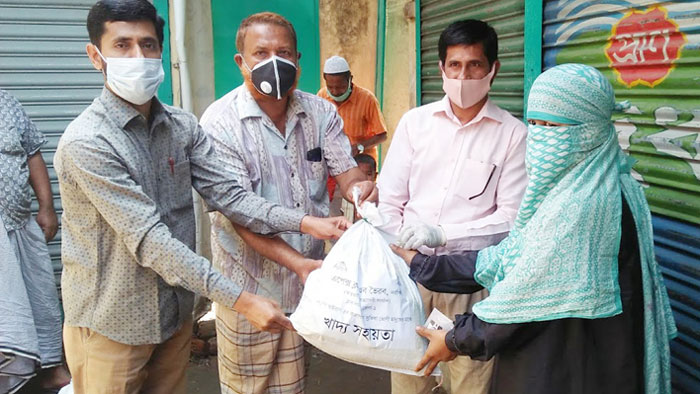 রায়পুরায় এপেক্স ক্লাবের উদ্যোগে খাবার সামগ্রী ও নগদ অর্থ বিতরণ
