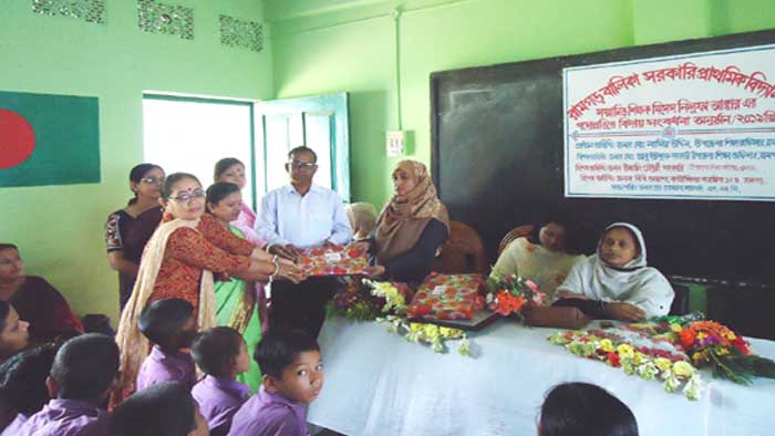 রামগড়ে পদোন্নতি শিক্ষকের বিদায় সংবর্ধনা রামগড়ে পদোন্নতি শিক্ষকের বিদায় সংবর্ধনা