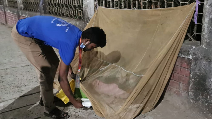 রাত জেগে নগরীর ফুটপাতে অভুক্ত রোজাদারদের মাঝে সাহরীর খাবার বিতরণ