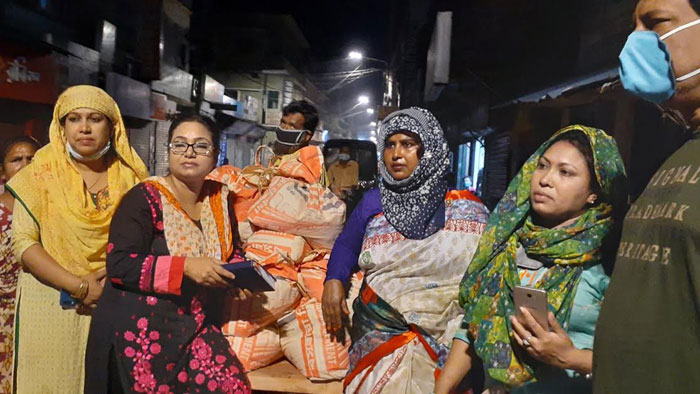 বাগেরহাটে মধ্য রাতে বাড়ি বাড়ি খাবার নিয়ে যাচ্ছেন নারী নেত্রীরা
