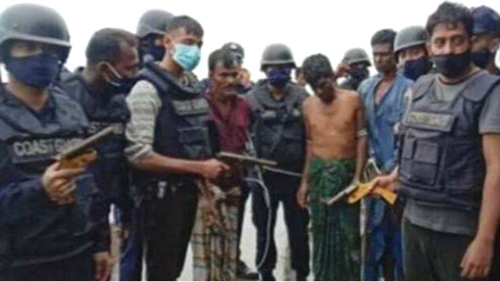 লক্ষ্মীপুরের মেঘনায় কোস্টগার্ডের সঙ্গে গোলাগুলি, আটক-৩