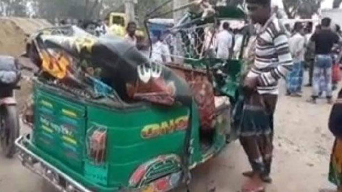 পিকআপভ্যান ও অটোরিকশার মুখোমুখি সংঘর্ষে মা-মেয়ে নিহত