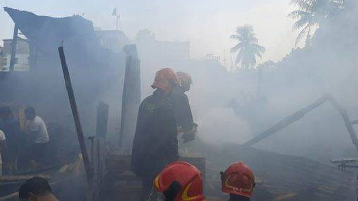 চট্টগ্রামে ভয়াবহ অগ্নিকাণ্ডে ৫টি কাঠের গুদাম পুড়ে ছাই