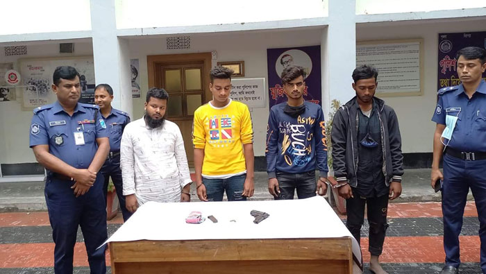 শিবচরে অস্ত্রসহ ৪ যুবক আটক