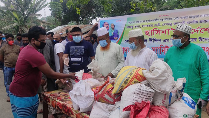 বেনাপোলে শ্রমিক ইউনিয়নের খাদ্য সামগ্রী বিতরন