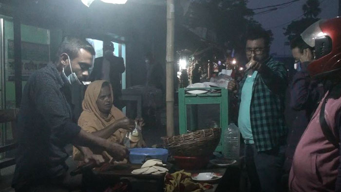 বেনাপোলে ফুটপাতে শীতের পিঠা বিক্রির ধুম