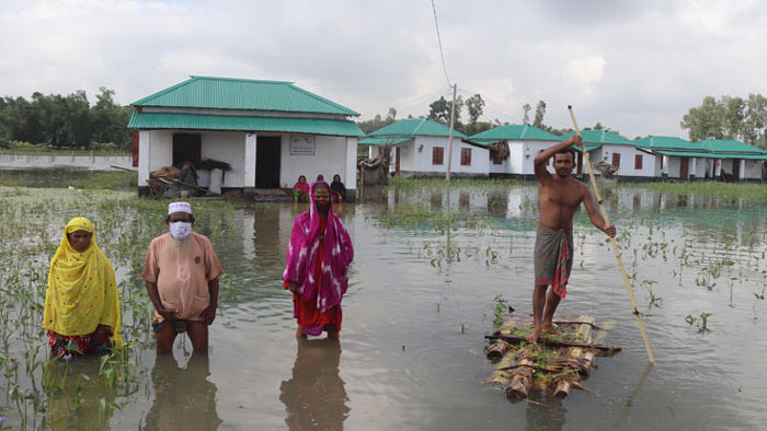 নড়াইলে পানিতে ভাসছে প্রধানমন্ত্রীর উপহারের ঘর