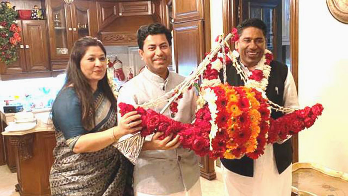 তাপসকে ফুলের শুভেচ্ছা জানান বরিশালের মেয়র সাদিক আব্দুল্লাহ তাপসকে ফুলের শুভেচ্ছা জানান বরিশালের মেয়র সাদিক আব্দুল্লাহ
