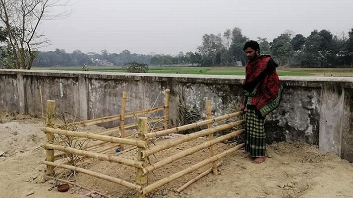 দৌলতদিয়ায় এই প্রথম কোনো যৌনকর্মীর দাফন সম্পন্ন