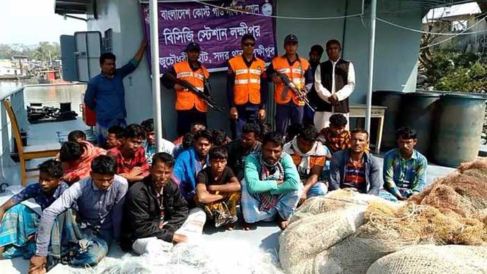 মেঘনায় নিষেধাজ্ঞা অমান্য করে ইলিশ ধরায় নৌকা জাল জব্দ!