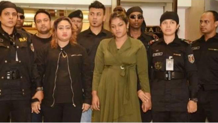 দেশত্যাগ করার সময় নরসিংদীর যুব মহিলা লীগ নেত্রীসহ আটক ৪