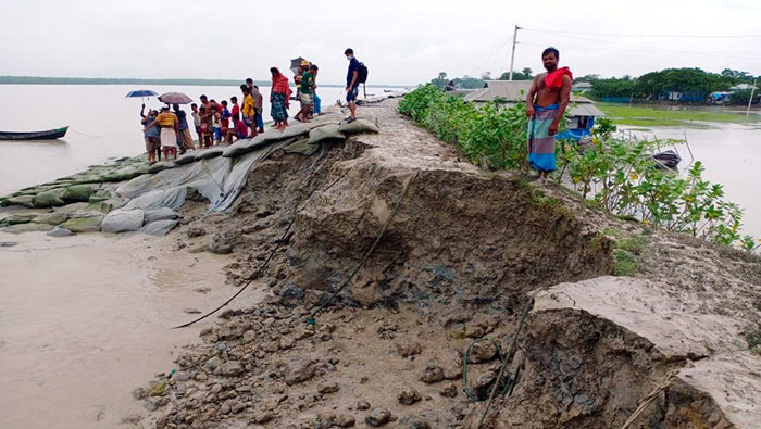 নদীর উত্তাল ঢেউয়ের গর্জনে প্রতিনিয়ত ভাঙ্গছে নিজামপুরের বেড়িবাঁধ